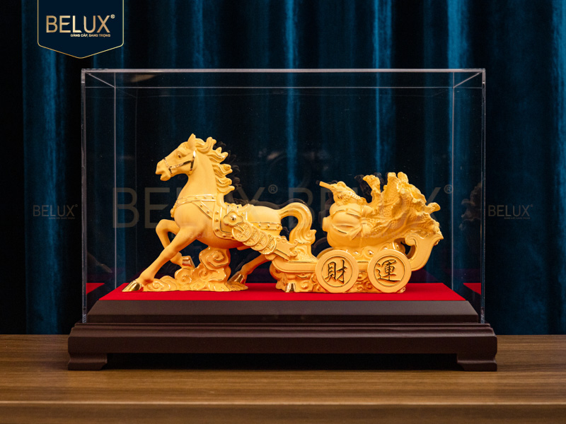 Tượng Ngựa Kéo Củ Cải dát vàng cát&nbsp;30.5x6.3x15cm